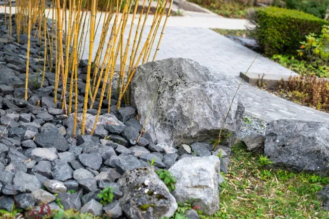 Taman kering dengan batu dan bambu
